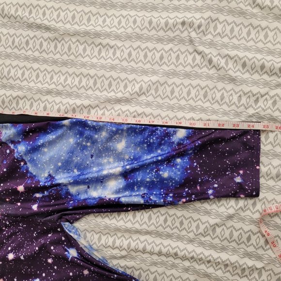 Capri pants with interesting galaxy stars design. - Picture 5 of 9